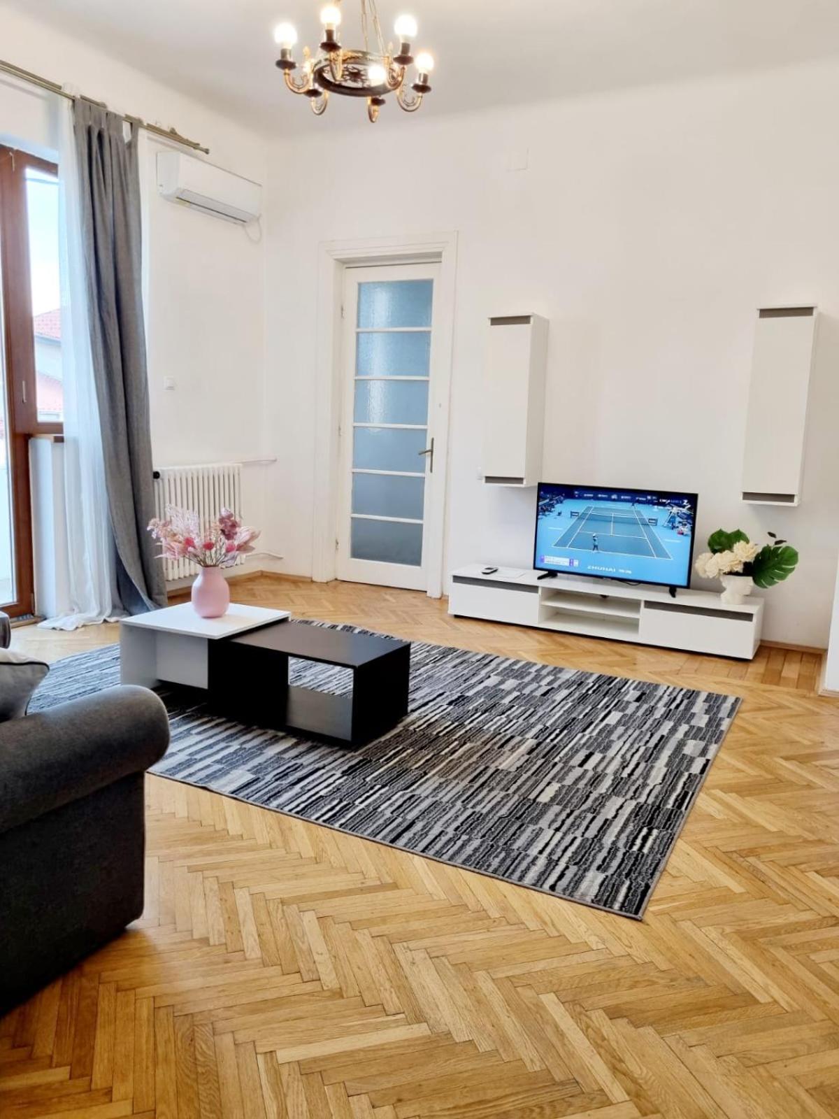 Cozy Apartment Near City Center Bucharest Exterior photo